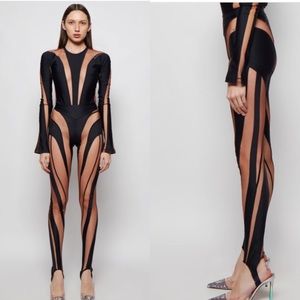 MUGLER
Multi-panel Stirrup Spiral Leggings Black Nude 01
$690 SIZE 40 US 6